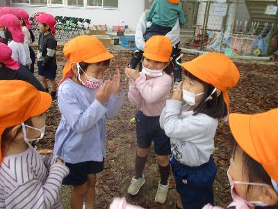 おいもころころの手遊びをしている