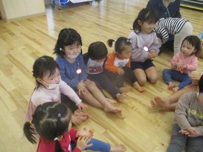 みんなで手遊びをしよう♪