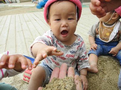 触ってみたい！（0歳6月）