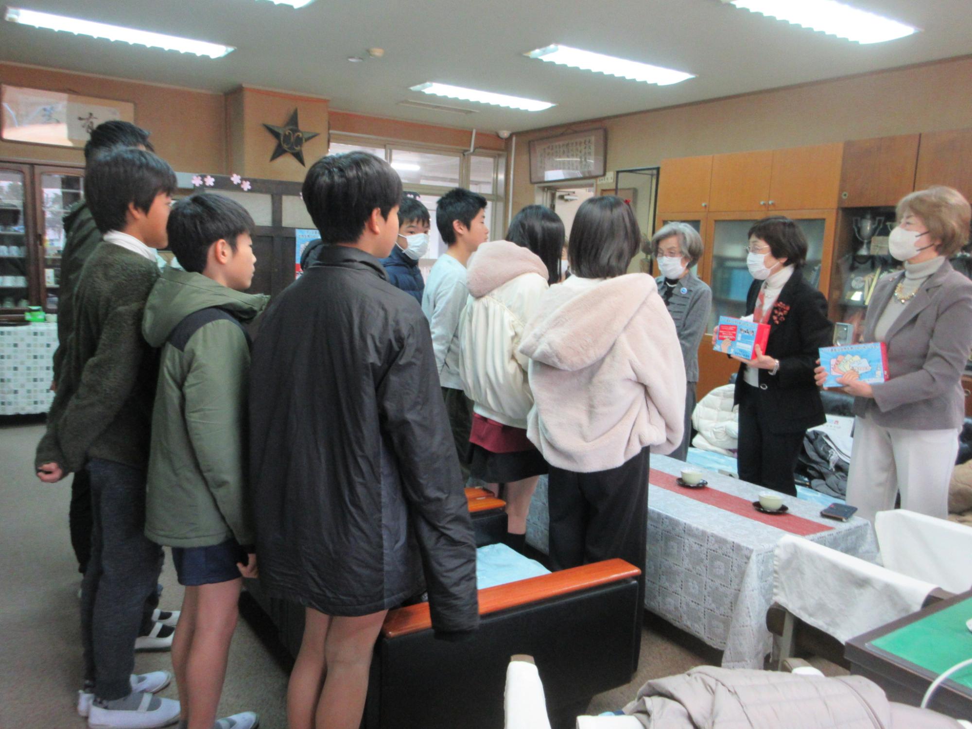 日本ユネスコ協会が責任を持って届けます。