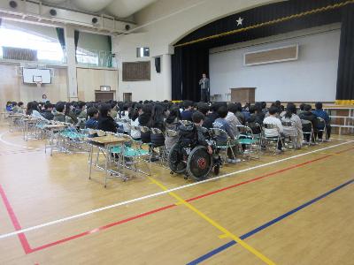 きのうのミニ音楽会も大成功。卒業式に向けての心構えを聞きました。