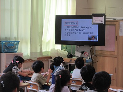 年間目標は「廊下階段を歩こう」「元気よく挨拶をしよう」