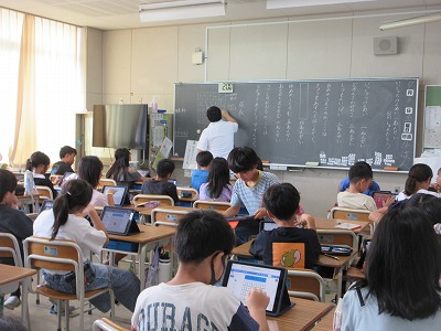 4年生は、詩の一部「〇〇〇〇4年生」を考えていました。終わったあとはビンゴです。