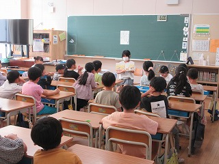 じーっと聞き入る低学年。