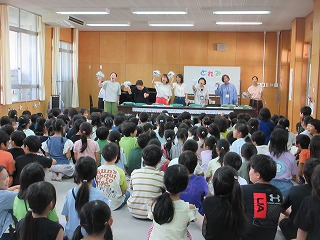 子どもたちの元気な歌声が一緒になって盛り上がりました。