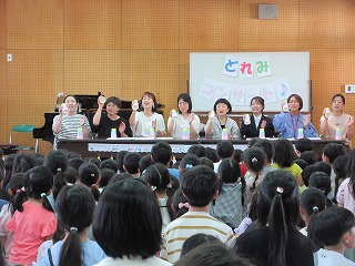 紙コップでリズムをとりながら・・・あれ？紙コップじゃないものも