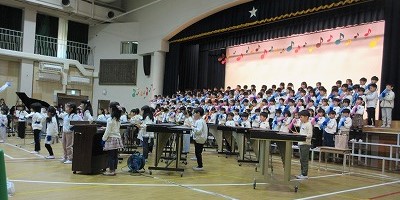 かわいい笑顔と歌声、演奏に会場みんなの心もカラフルで温かい雰囲気に