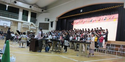 難しいリズムをそろえ、かっこよくきめてくれました。