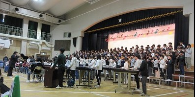 思いのこもったハーモニーが会場を包み込みました。素晴らしい演奏に大きな拍手が巻き起こりました。