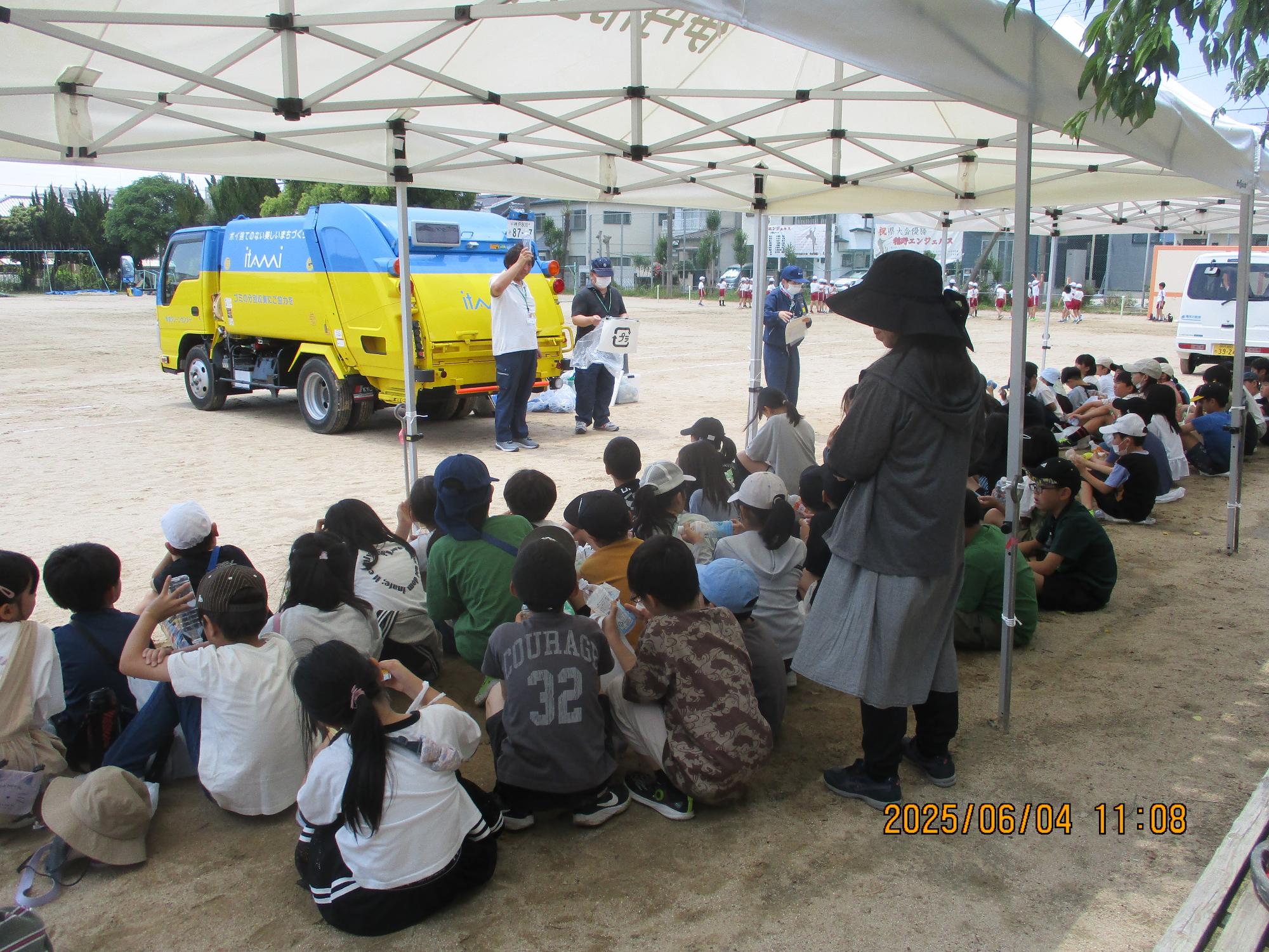 4年生ゴミ収集車出前授業