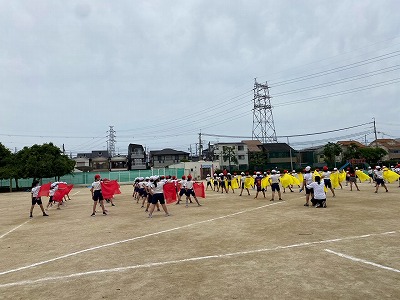 校庭で演技の練習をする児童