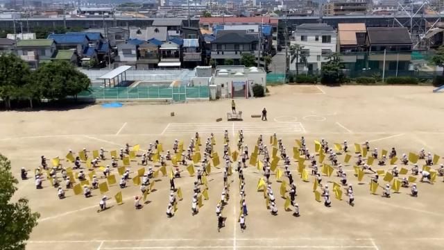 校庭で演技の練習をする児童たち
