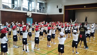 体育館で表現の練習