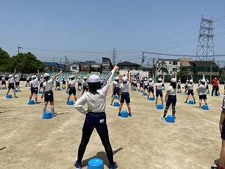 校庭で表現の練習をする児童