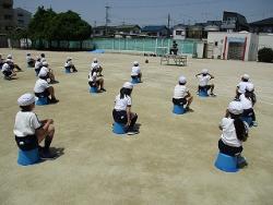 校庭で表現の練習をする児童