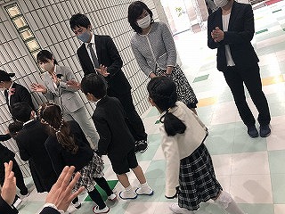校内に入る一年生