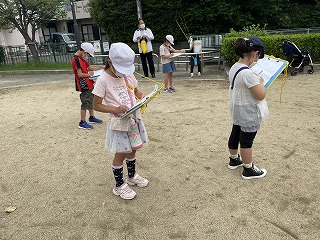 公園探検をする児童