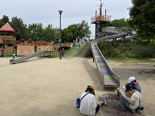 公園探検をする児童
