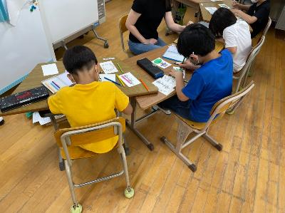 商品の色を塗る様子