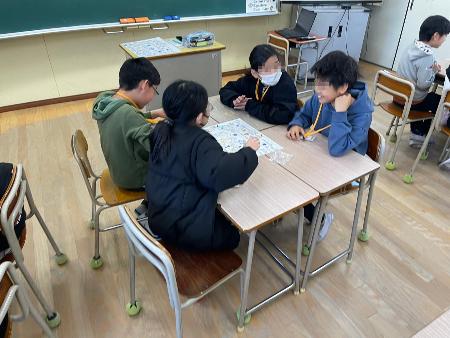 外国語の授業ですごろくに取り組む様子