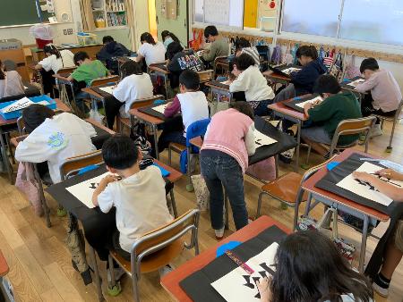 はっぴの一文字を書く様子１