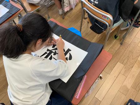 はっぴの一文字を書く様子2