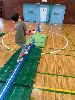 平均台をわたる児童