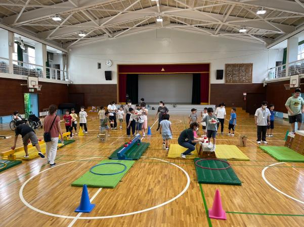 平均台で遊ぶ児童たち