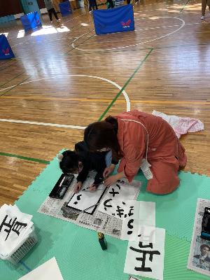 書き初めをしている様子