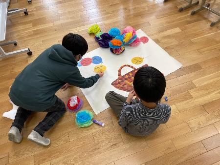 飾り付けをする子たち１