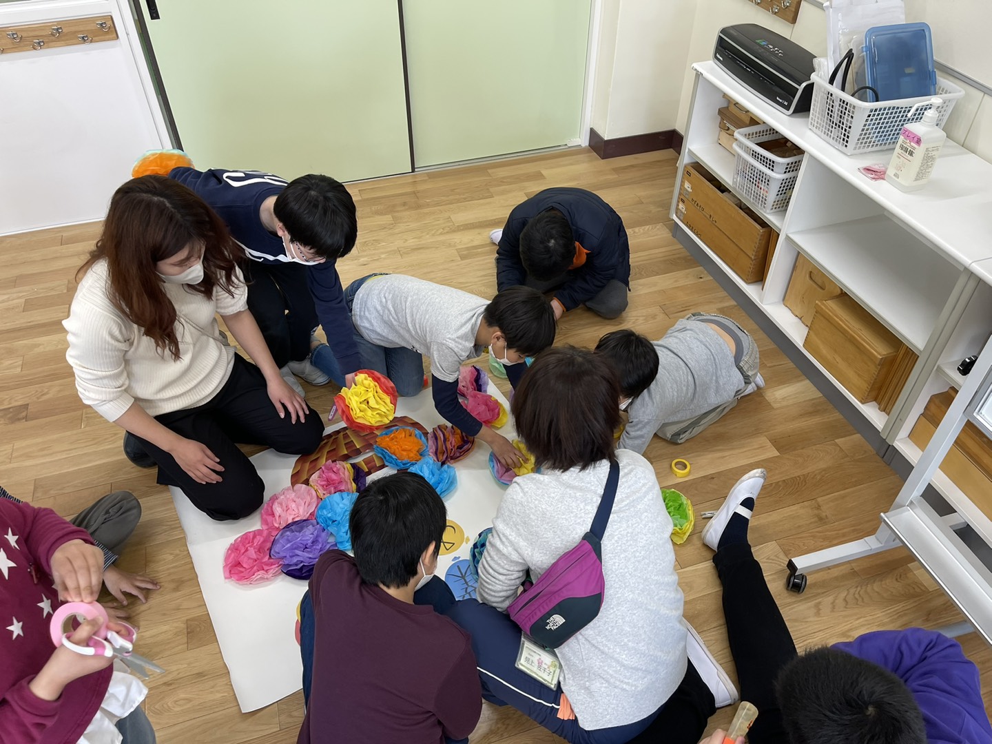 飾り付けをする子たち２