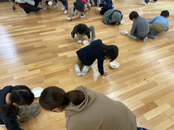 豆まき後　豆拾い