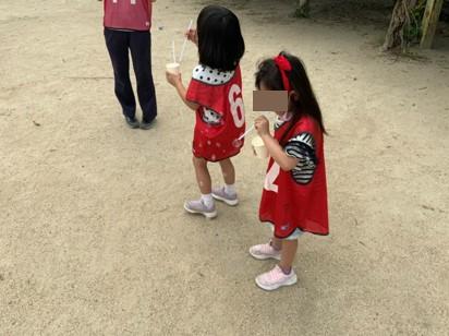 シャボン玉で遊ぶ様子