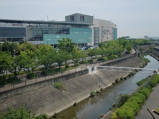 駅から東を望む「大規模商業施設と駄六川」