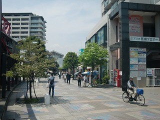 駅から西に「酒蔵通り」のにぎわい