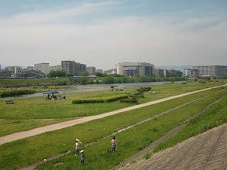 広大な河川敷は市民の憩いの場