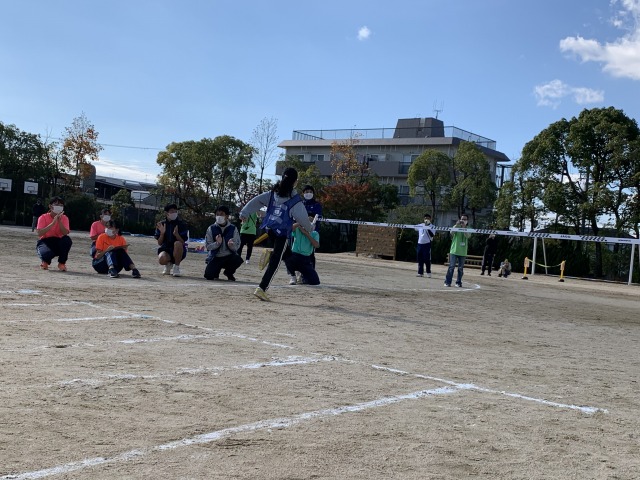 中学生がゴールテープや記録のお手伝い