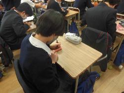 防災学習の様子（ろうそくへの記入）