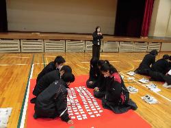 1年生カルタ（百人一首）大会の様子