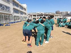 3年生球技大会の様子（試合前の円陣）
