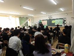 3年生の給食の様子（おかわりじゃんけん）