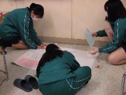 卒業式準備の様子（掲示物の作成）