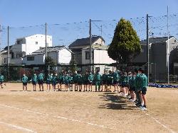 2年生球技大会の様子（試合後の整列）