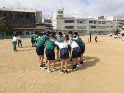 1年生球技大会の様子（試合前の円陣）