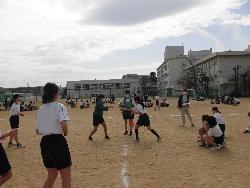 1年生球技大会の様子（同点のためじゃんけんで勝敗を決定）