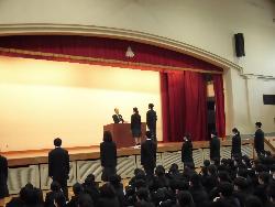 各クラスの委員を代表して、3年生が舞台上で認証状を受け取りました。