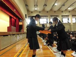 きょうだい学級 メッセージボードの贈呈