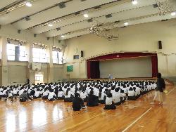 修学旅行事前指導のようす（学年集会）
