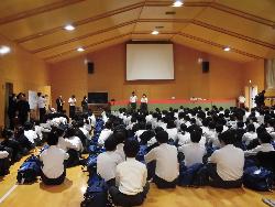 修学旅行出発式の様子
