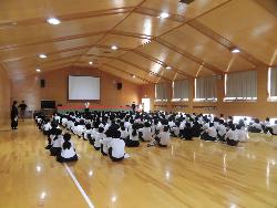 林間学舎に向けた学年集会（オリエンテーションの説明）